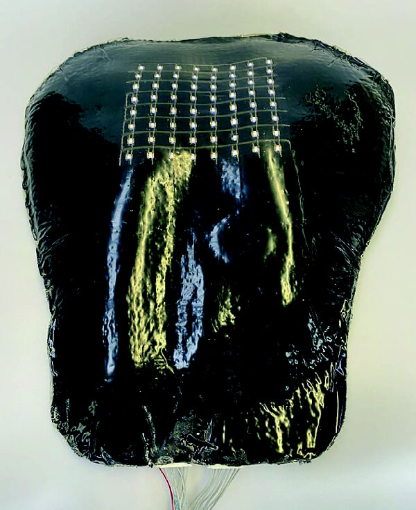 Funktionsmuster Rückenprotektor für Motorradfahrer mit integrierten LEDs zur Darstellung von Zeichen, Buchstaben, Symbolen und Laufschrift