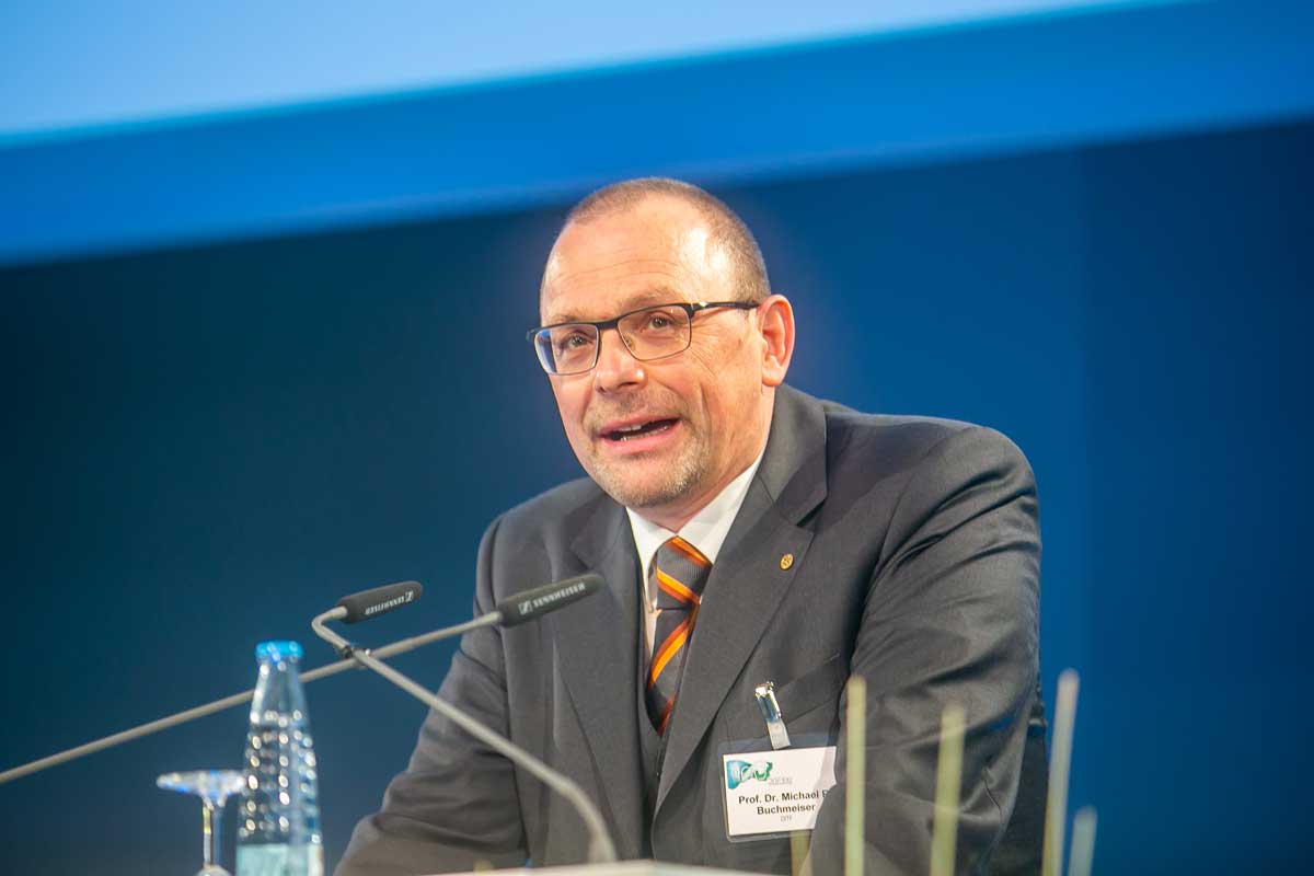 Professor Michael R. Buchmeiser, Vorstandsvorsitzender der DITF, hält die Begrüßungsrede.